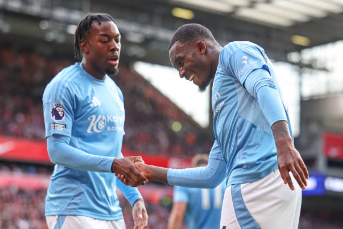 Elanga (trái) kiến tạo để Hudson-Odoi (phải) xé lưới Liverpool.